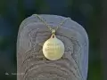 Gold-plated pendant & chain – Colorless script A gold-plated silver "Uk en to pollo to eu" pendant and chain, with colorless engraved script.